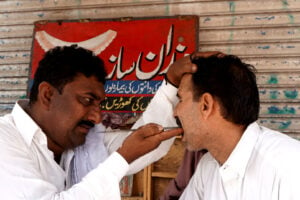 Street dentist in Lahore, Pakistan