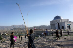 Afghanistan - Kabul - boys kite fighting