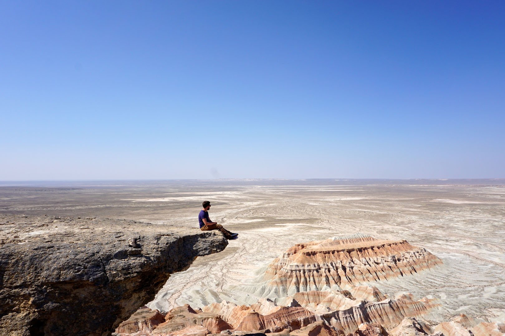 Turkmenistan - Yangykala Canyon - sitting on the edge