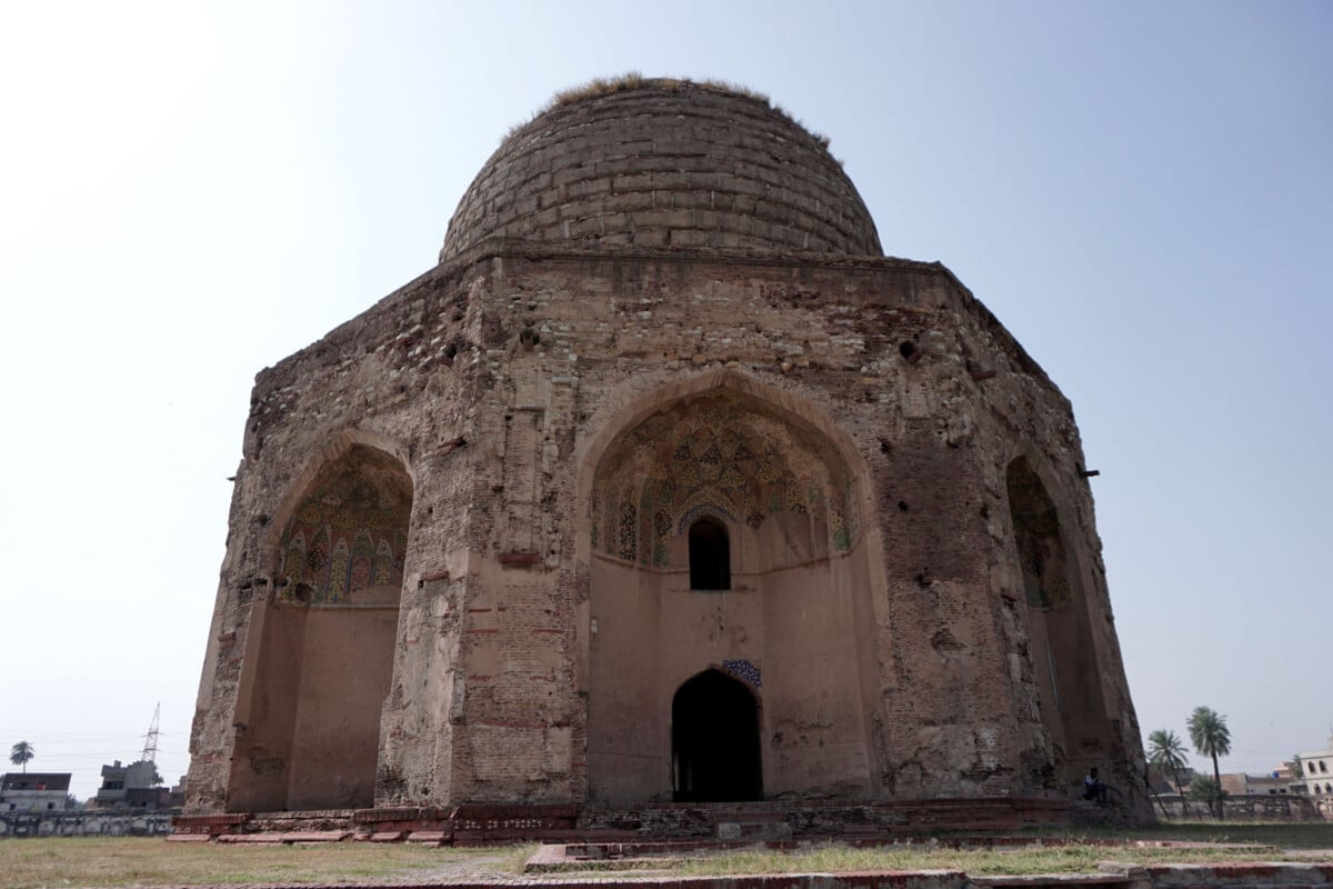 interior of lahore fort