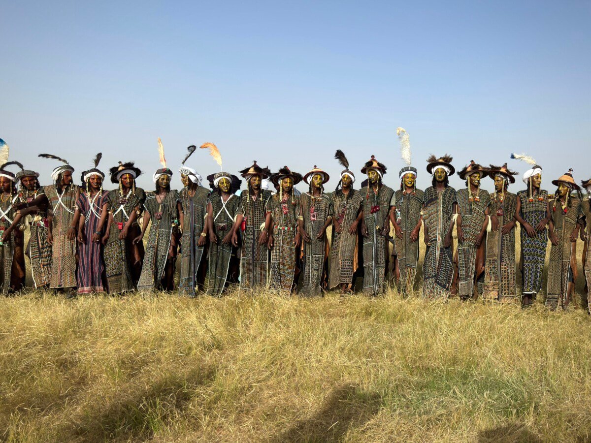 Foto van mannen gekleed voor het Gerewol festival in Tsjaad en Niger