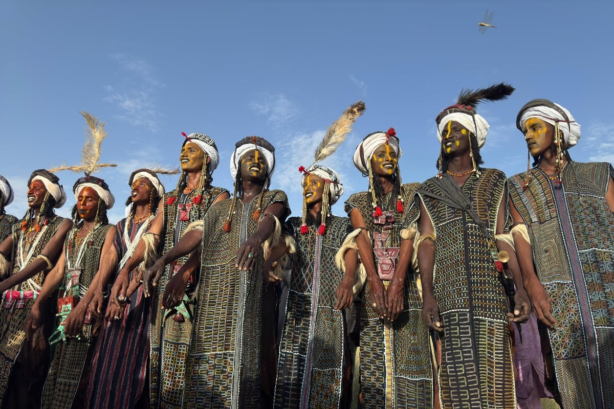 Mannen in traditionele kleding tijdens het Guerewol-festival in Tsjaad en Niger
